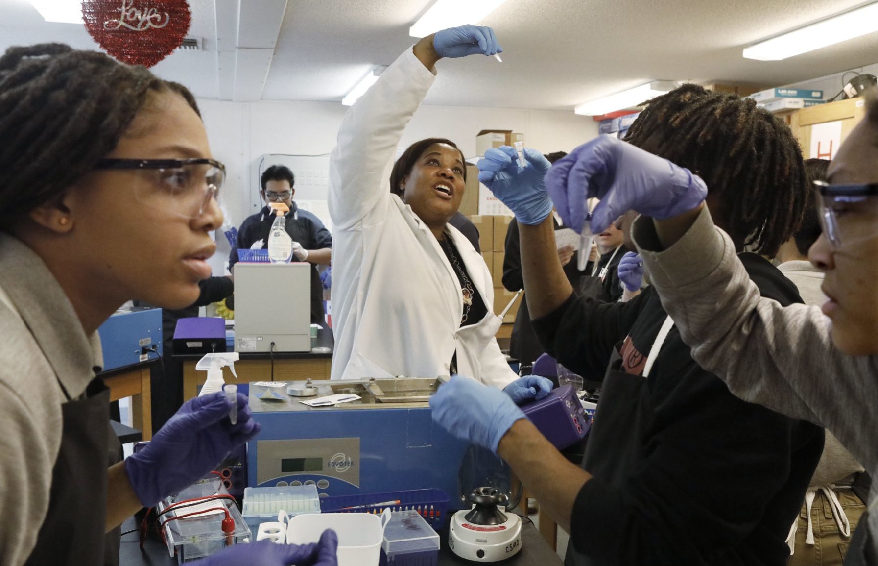 Collegiate students learn about their own DNA